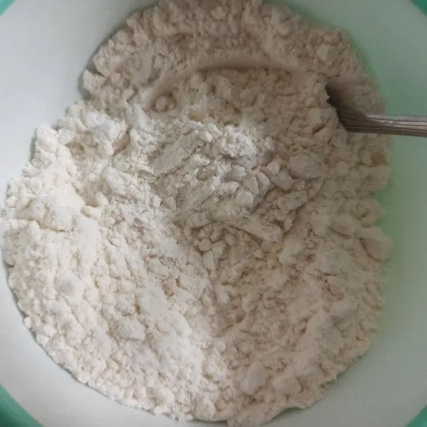Ayak tepung terigu dan baking powder.