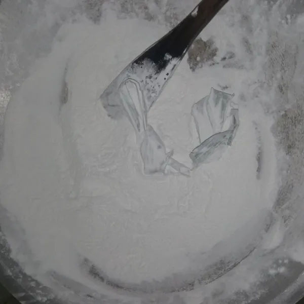 Sangrai tepung tapioka hingga aroma pandan benar-benar keluar dan daun pandannya agak kering.