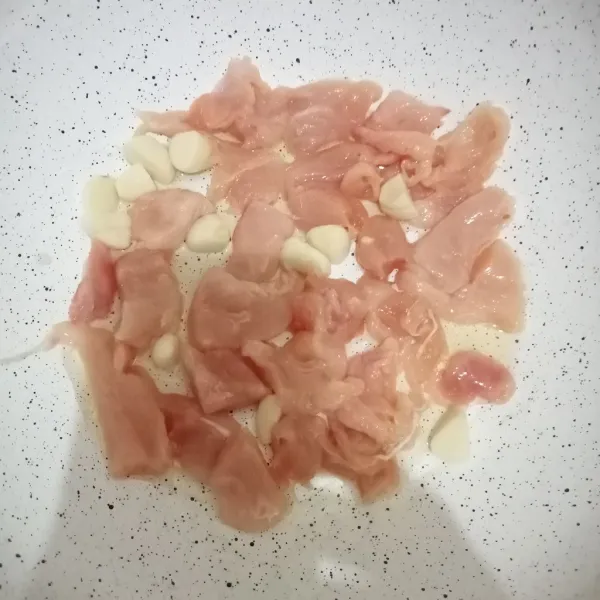 Potong-potong ayam fillet. Kemudian panseared bersama bawang hingga ayamnya matang.