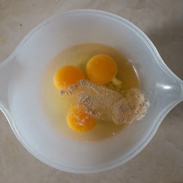 Pecahkan telur, beri garam, merica dan kaldu bubuk.
