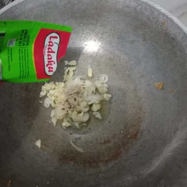 Membuat isi : siapkan wajan lalu tumis bawang putih, bombay dan merica bubuk sampai harum