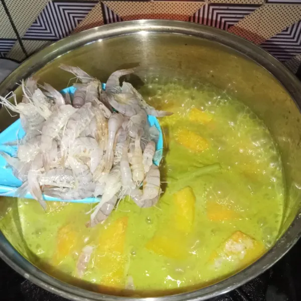 Kemudian masukkan udang kecil dan aduk rata.