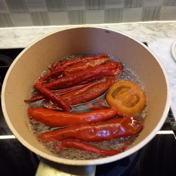 Rebus sebentar cabai dan tomat. Tiriskan. Lalu blender