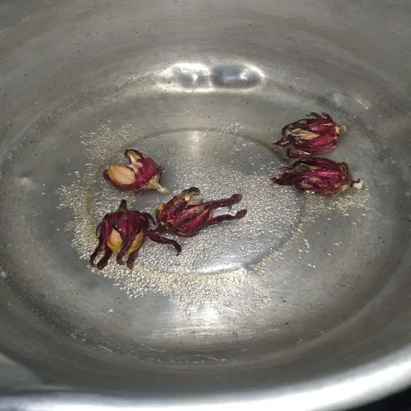 Campur gula, air dan rosemary, rebus hingga gula larut dan air berubah warna