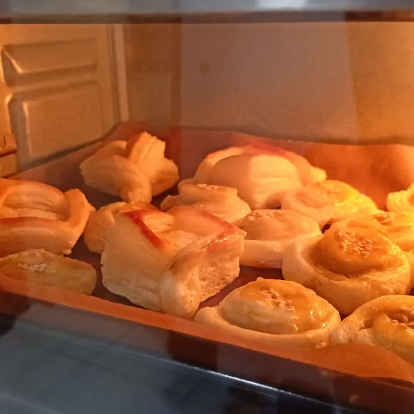 Oven dengan suhu 200°c selama 15-20 menit.