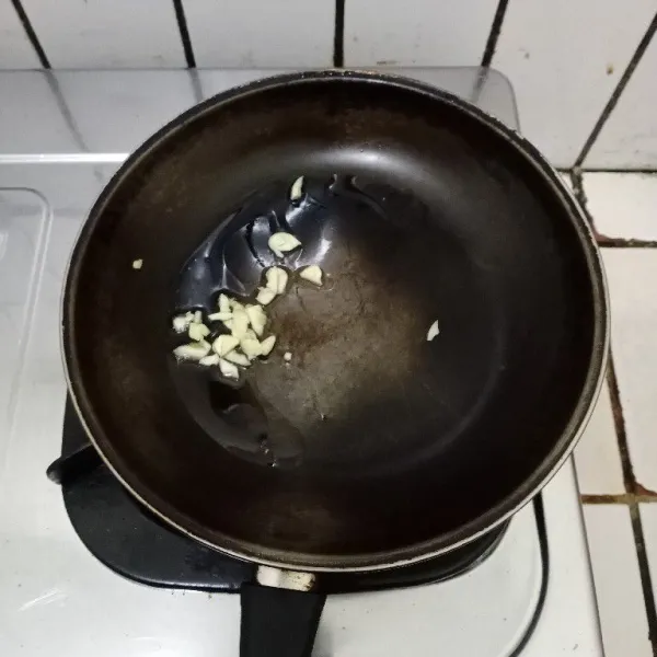Tumis bawang putih hingga wangi