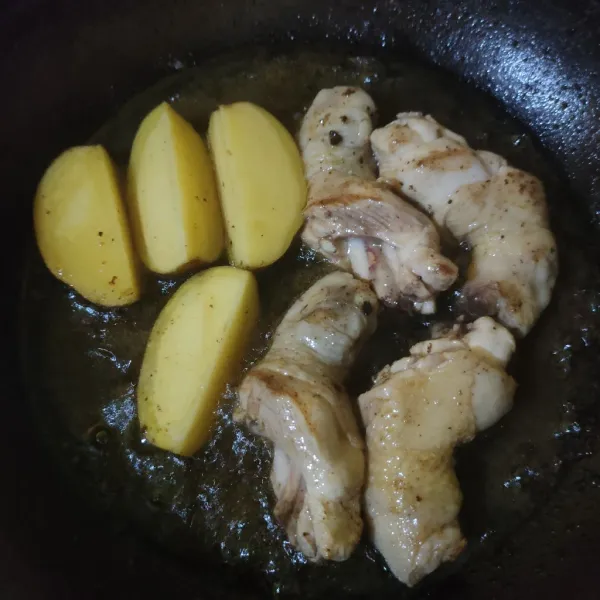 Goreng ayam dan kentang hingga setengah matang atau hingga berkulit.