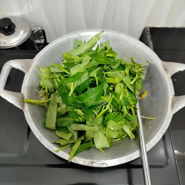 Kemudian masukkan kangkung, aduk rata.