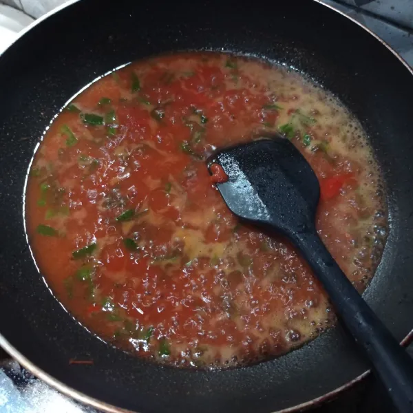 Masukkan air, saus sambal, saus tomat dan garam. Aduk rata dan masak sampai mendidih.