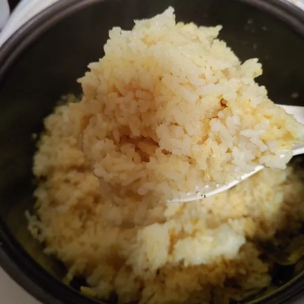 Setelah nasi matang,aduk rata agar bumbu meresap.