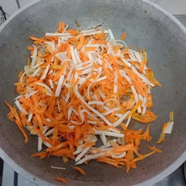 Masukkan wortel dan rebung, masak sampai layu kemudian masukkan tauge, daun bawang prei dan orek putih telur.