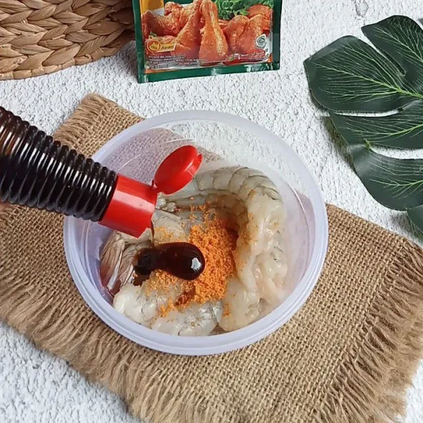 Tambahkan saos tiram dan kecap manis.