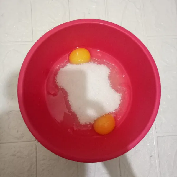 Mixer telur dengan gula.