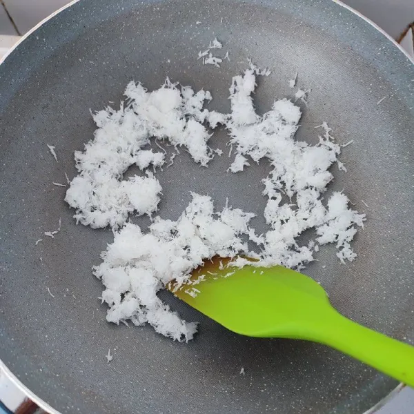 Sangrai kelapa hingga kecokelatan.