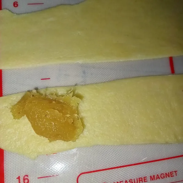 Potong adonan dengan lebar 1 cm, tambahkan isian selai nanas.
