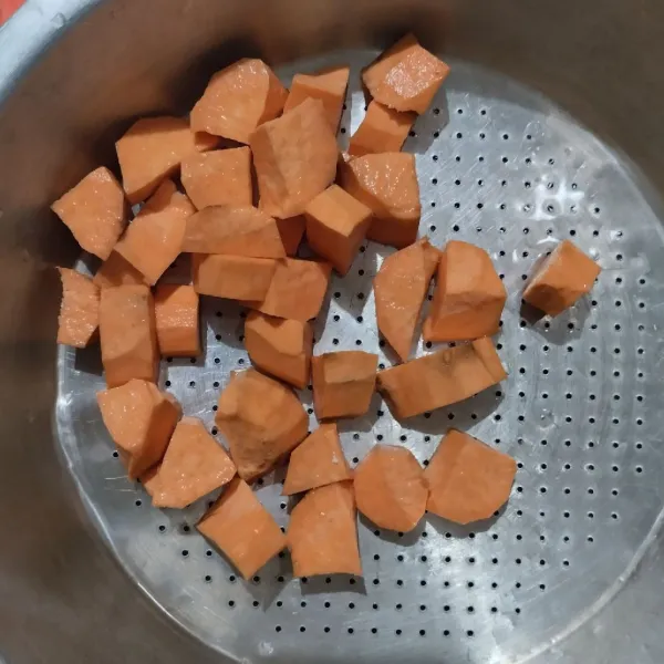 Kupas ubi orange, potong-potong dan cuci bersih.
