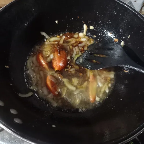 Masukan air, kecap manis, garam, gula dan kaldu bubuk aduk rata masak sampai mendidih.