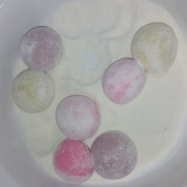 Keluarkan bola-bola dari kulkas lalu beri taburan gula halus dan susu bubuk.