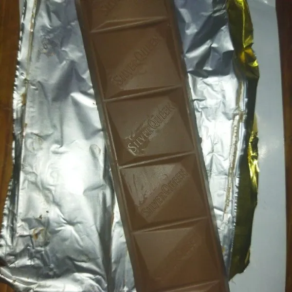 Siapkan coklat mete, lalu potong coklat mete, setiap bagiannya dipotong menjadi 2 bagian bentuk segitiga.