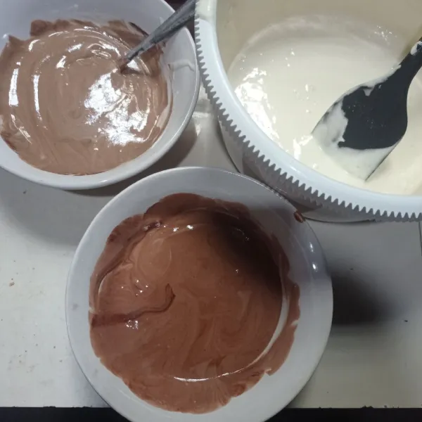 Masukkan ayakan tepung terigu dan baking powder aduk rata menggunakan spatula, bagi adonan jadi 3, 1 bagian biarkan putih, 1 bagian beri pasta dark coklat, dan 1 bagian lagi beri pasta moka