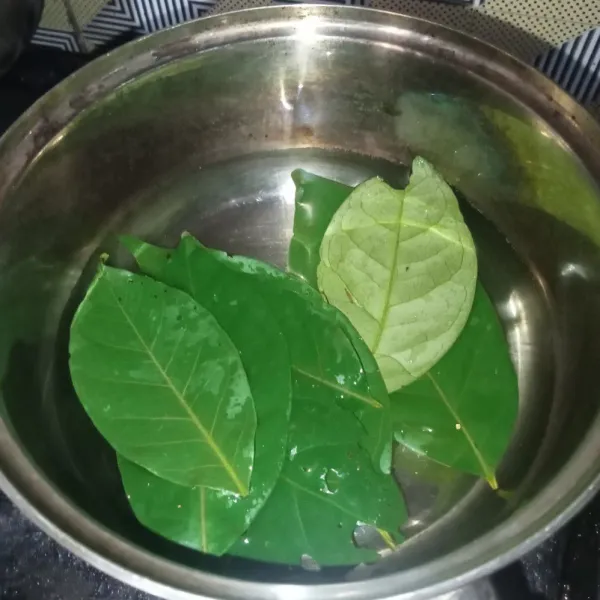 Masukkan daun salam dan air di panci.