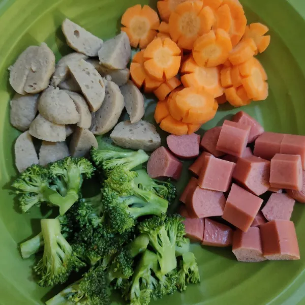 Siapkan brokoli, bakso, wortel dan sosis.