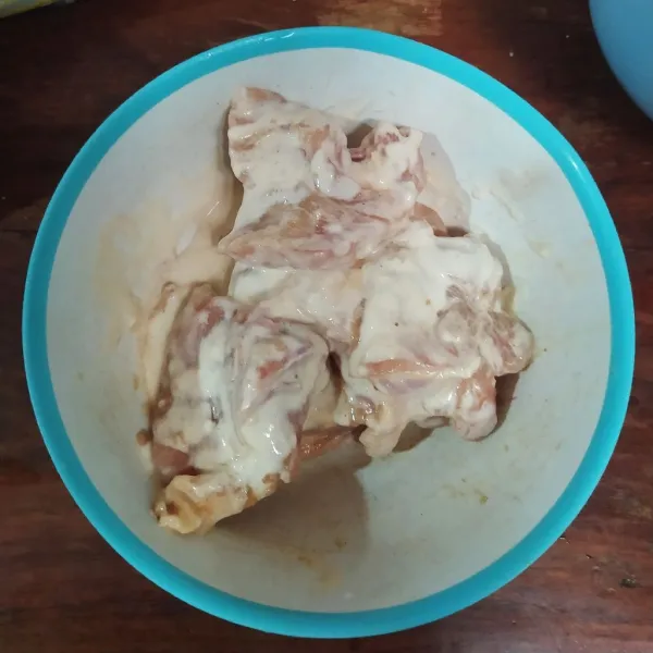 Sisihkan 3 sdm, campur dengan air lalu tuang ke ayam (ayam sudah suhu ruang). Aduk rata.