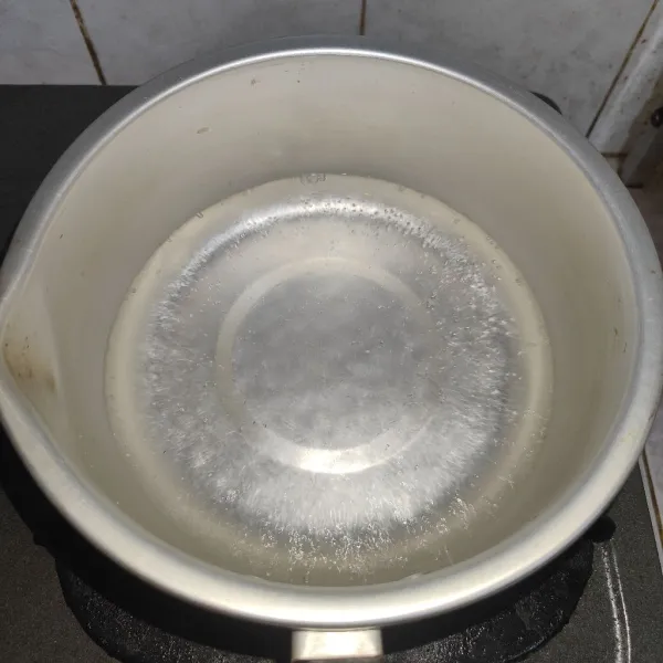 Tuang air ke dalam panci, lalu rebus hingga mendidih