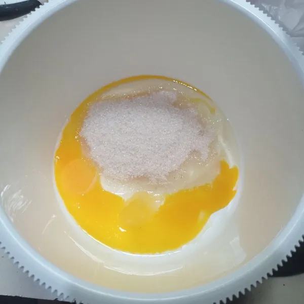 Masukan telur, gula, sp dan pasta vanila kedalam wadah, lalu mixer dengan speed tinggi sampai kental berjejak