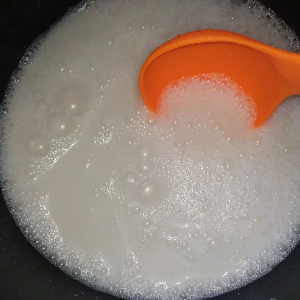 Dalam panci campurkan bubuk agar, gula, garam, air dan santan, aduk rata masak hingga mendidih.