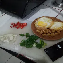 Goreng telur ceplok dan tempe, sisihkan. Iris cabe, daun bawang dan bawang bombay.