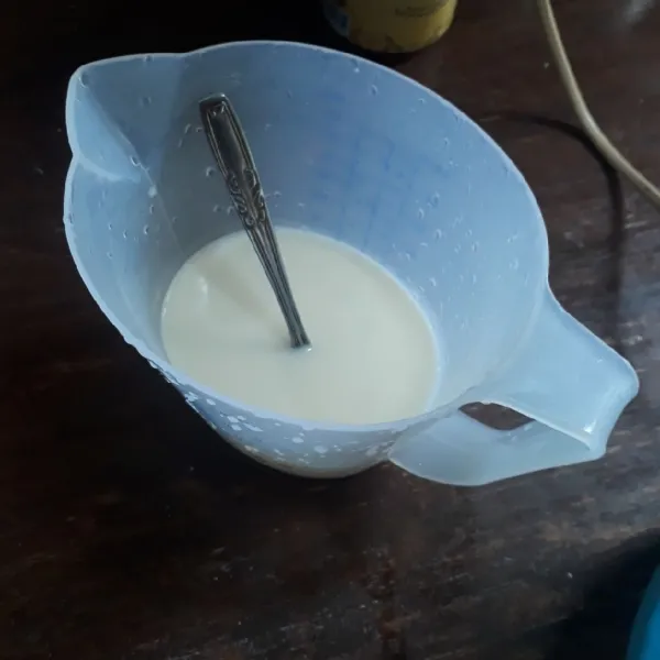 Campurkan air, susu kental manis dan garam, aduk rata.