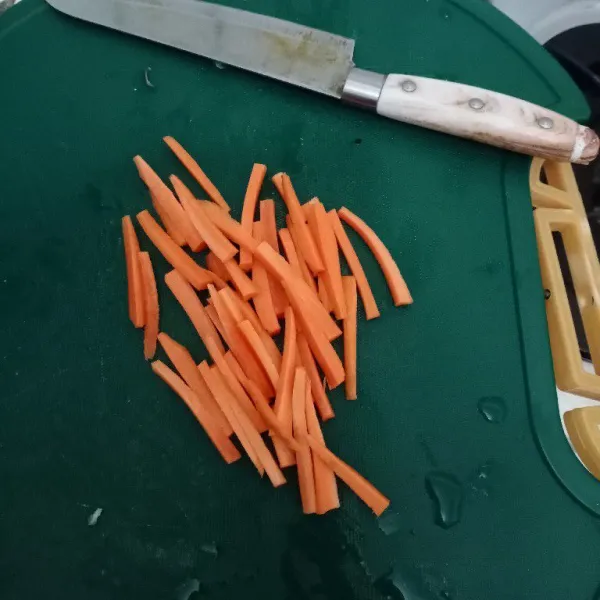 Potong korek api wortel. Cuci & sisihkan