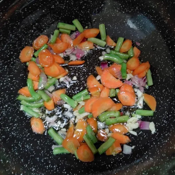 Tumis bawang putih dan bawang merah hingga harum,lalu masukan buncis dan wortel terlebih dahulu.