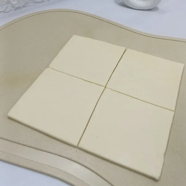 Potong puff pastry bentuk persegi