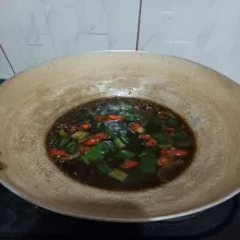 Masukkan air, saus lada hitam, saus tiram, kecap manis, gula pasir, kaldu bubuk dan garam.