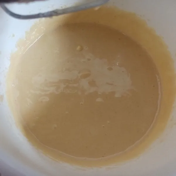 Selanjutnya masukkan tepung terigu dan susu cair secara bergantian.