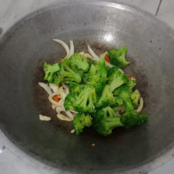 Masukkan brokoli, aduk sampai rata