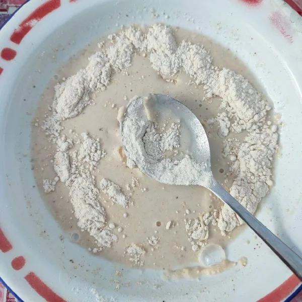 Ambil 3 sdm adonan tepung. Kemudian beri air secukupnya. Aduk rata.