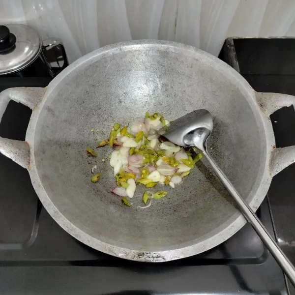 Panaskan minyak sayur. Tumis cabai rawit, bawang merah dan bawang putih hingga harum.