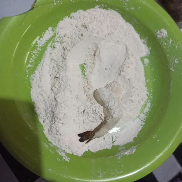 Celupkan ke tepung campuran sambil ditekan. Lakukan hingga 2-3 kali, sesuaikan dengan banyaknya udang dan tepung.