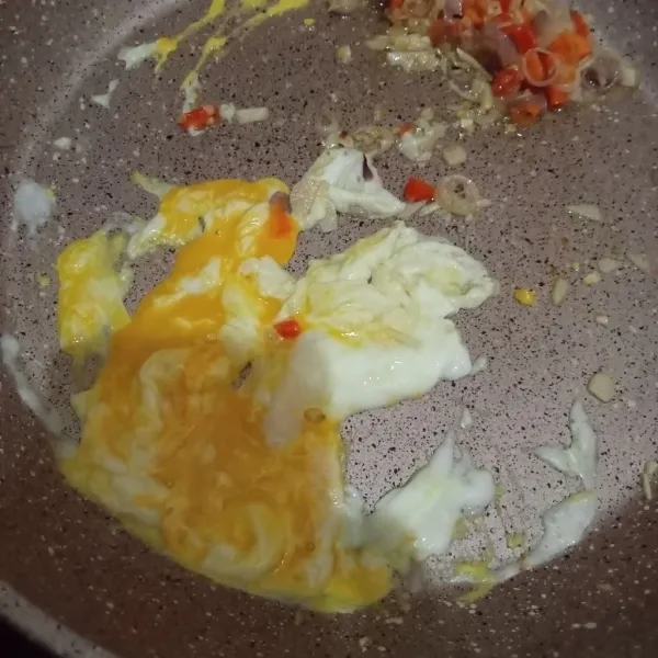 Tambahkan telur kemudian orak-arik.