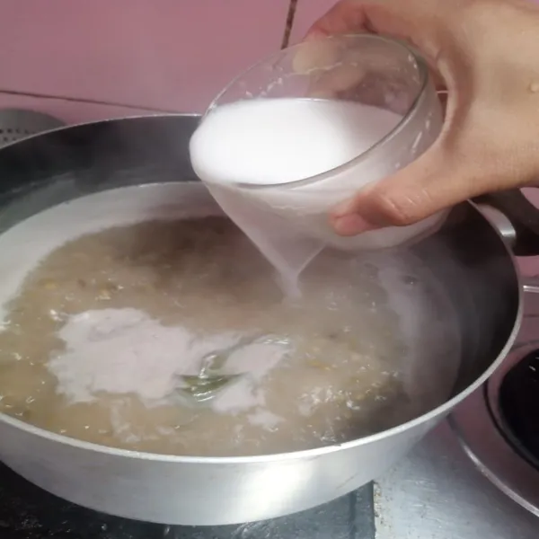 Tambahkan santan kental, masak sambil diaduk hingga mendidih.