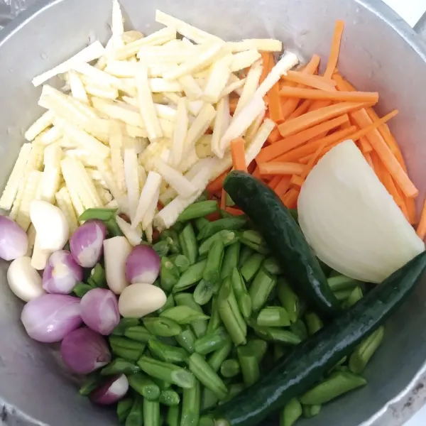 Siapkan sayur-sayuran kemudian iris dan cuci bersih.