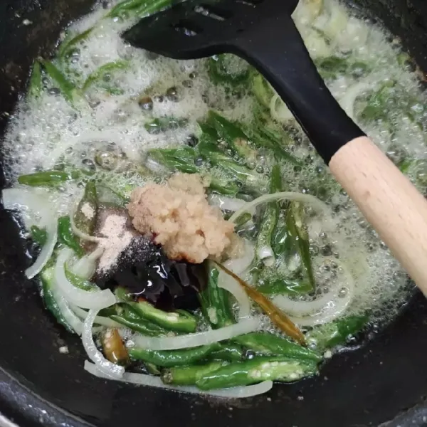 Masukkan bawang putih giling, saus tiram dan lada bubuk.