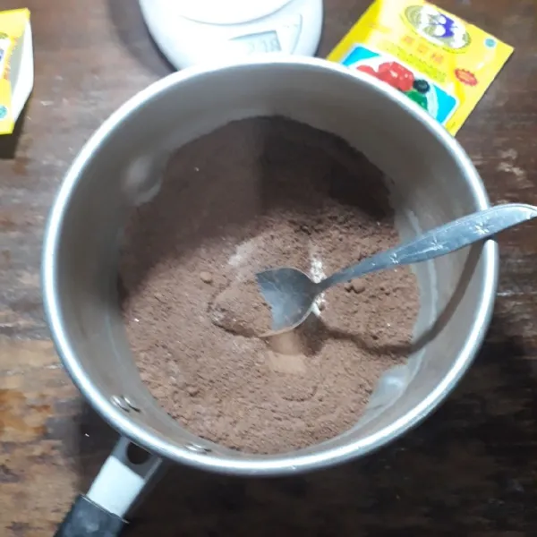 Puding coklat : campurkan agar - agar, jelly, gula, dan coklat, aduk rata.