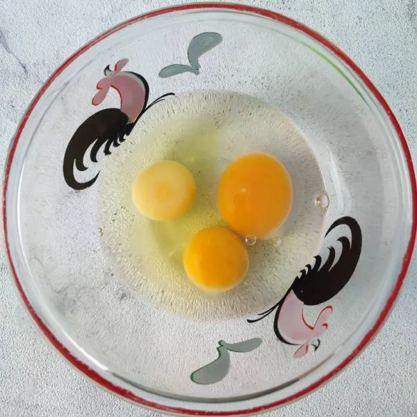 Pecahkan telur ayam dan telur bebek. Kemudian kocok lepas.