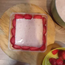 Beri vla dan irisan buah strawberry di pinggirannya, tutup kembali ...