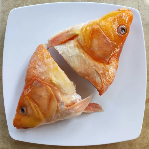 Kepala ikan dibersihkan lalu dilumuri jeruk nipis.