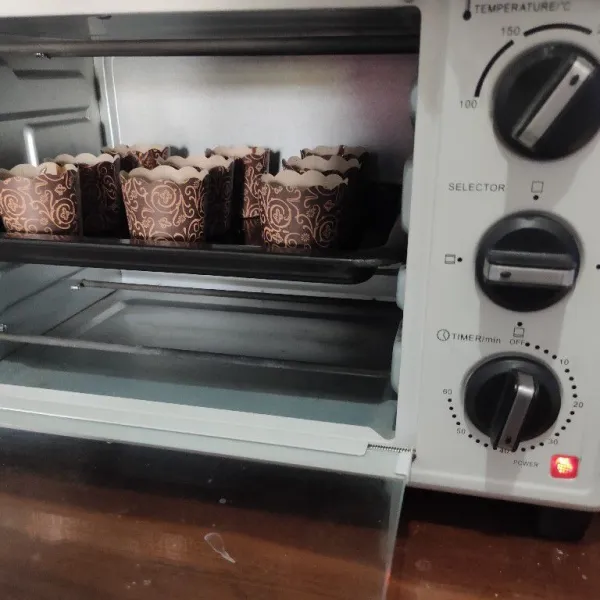 Oven selama 40 menit dengan suhu 180° api atas bawah hingga muffin matang.